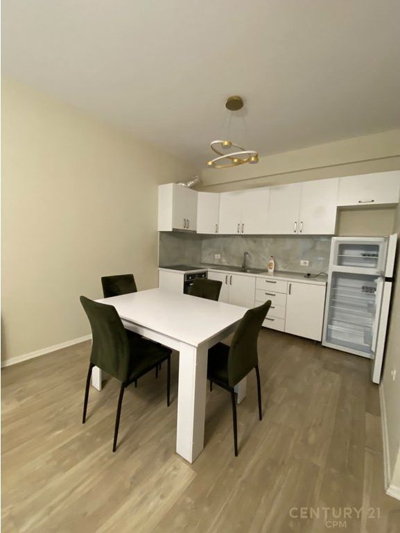 Jepet me Qira Apartament Modern 2+1+2 tek Liqeni Thatë
