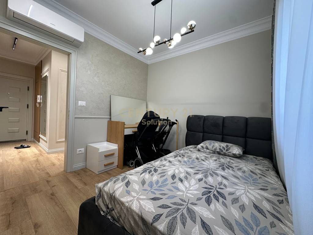 APARTAMENT 3+1+2+ VERANDE PER SHITJE PRANE VILES L !