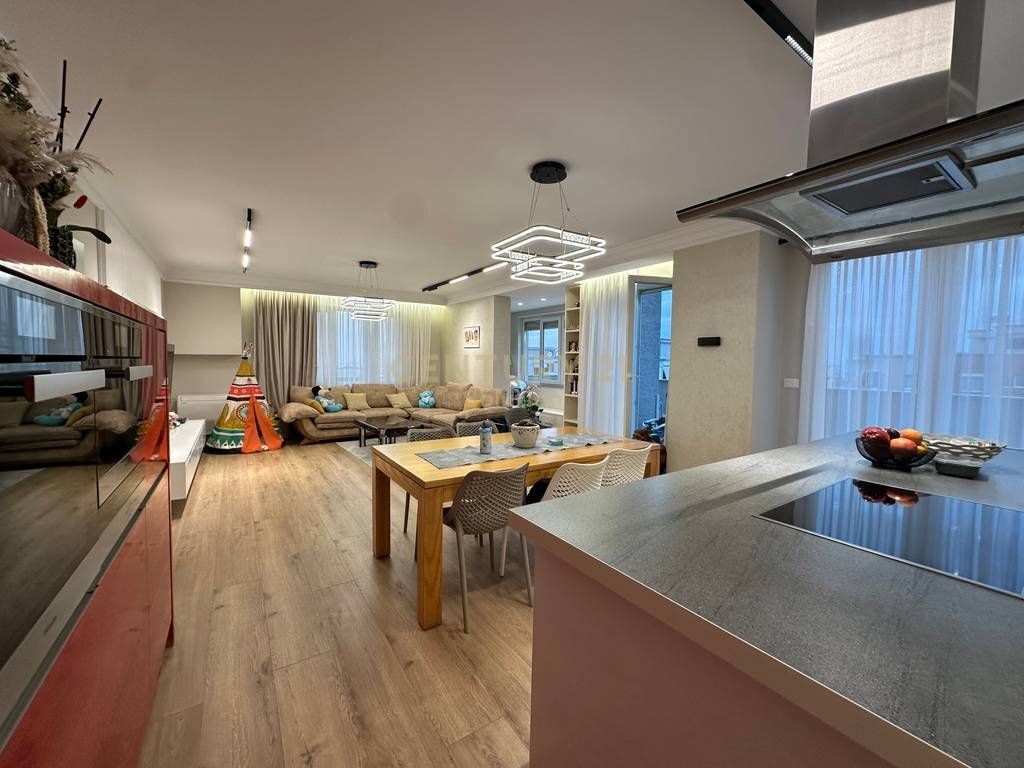 APARTAMENT 3+1+2+ VERANDE PER SHITJE PRANE VILES L !