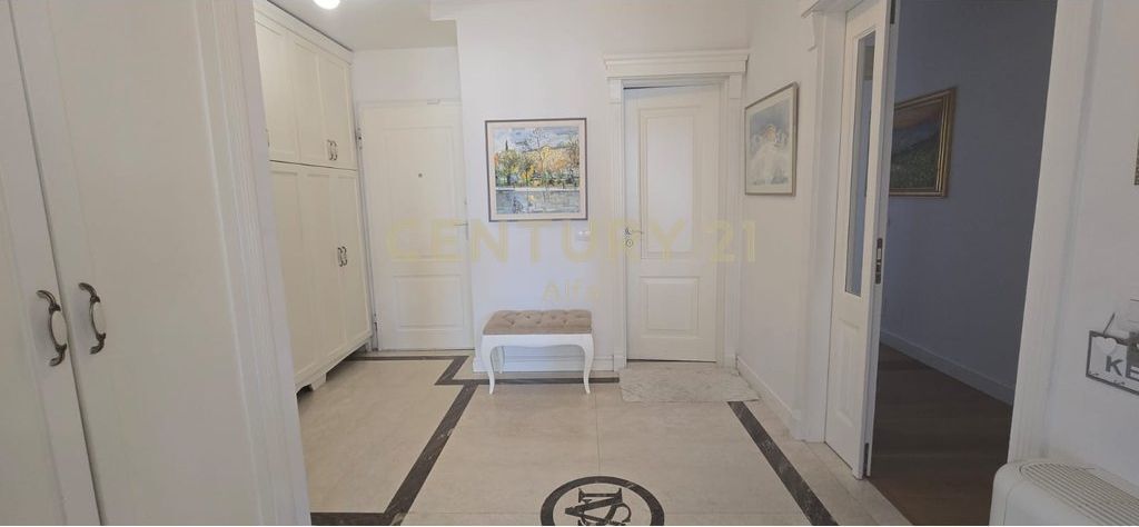 OKAZION! Shitet apartament 4+1+3 tualete dhe 2 poste parkimi- LIQENI ARTIFICIAL