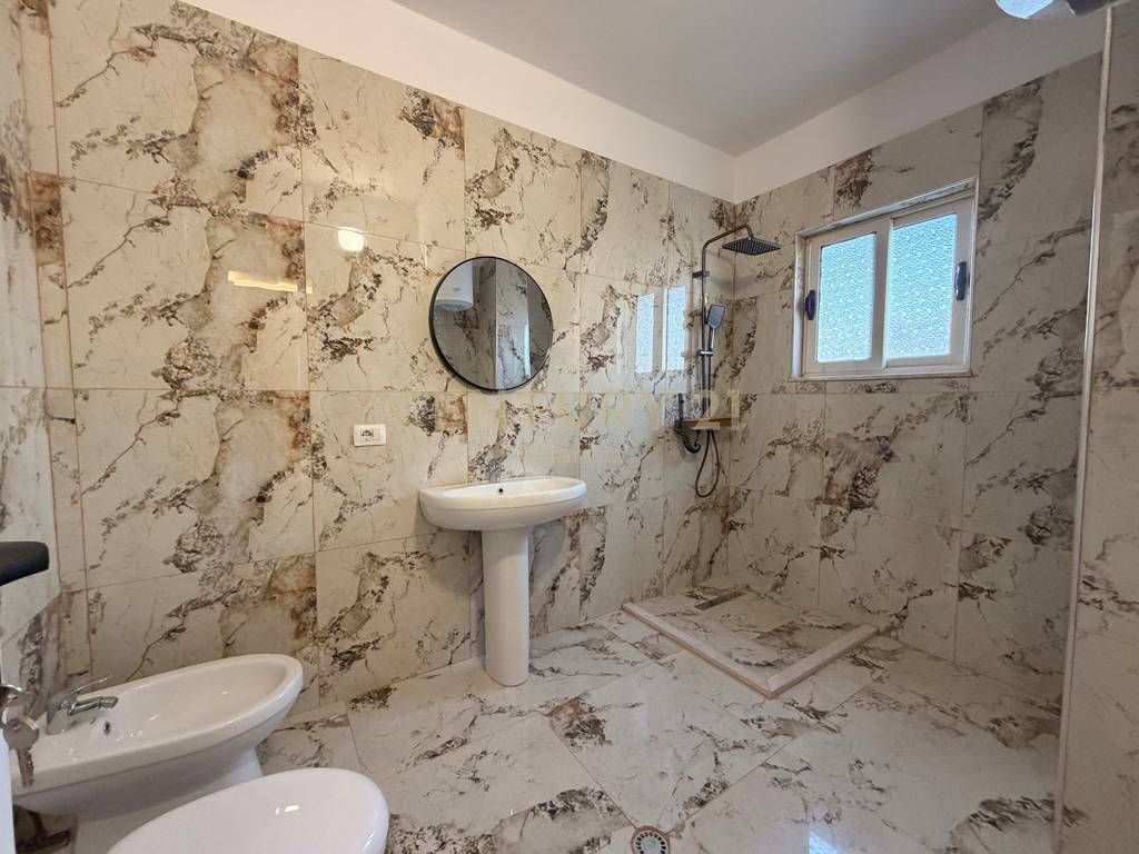 SHITET APARTAMENT 2+1+2 TUALETE NE LAGJEN NR 6 DURRES !