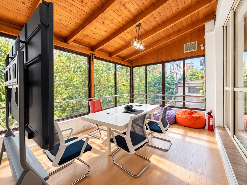 # IN AFFITTO: UFFICIO (202m²) – OPEN SPACE 📍 Tra Piazza Wilson e lo Stadio Dinamo – 150.000 ALL/Mese – Posizione Perfetta | 2° Piano, Altezza 4m || NON ARREDATO