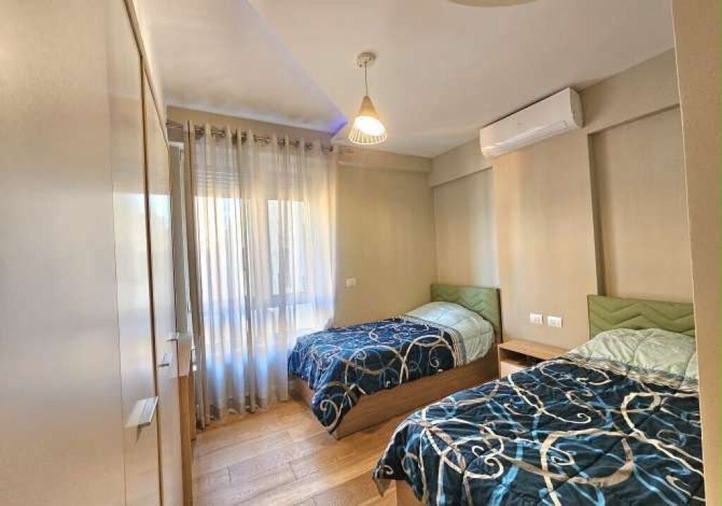 🏡 Appartamento 2+1 in affitto – Myslym Shyri, Tirana ✨ 8° piano, soggiorno, 2 camere da letto, 2 bagni, 2 balconi e lavanderia separata. Arredato con lusso, con parquet in legno, sistema chiller e parcheggio. 💶 Prezzo: 1.350 €/mese 📩 Contattaci per maggiori informazioni e visita alla proprietà!
