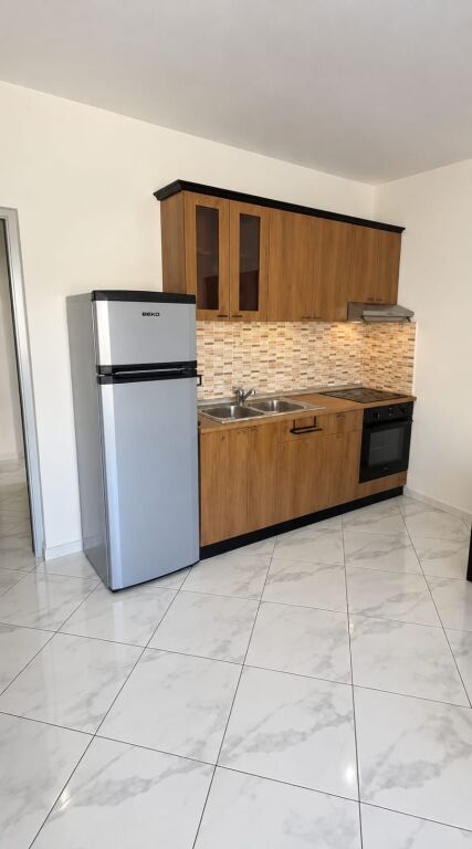 Jepet apartament 1+1 me qira tek Rruga e Elbasanit , prane Drejtorise se Higjenes .
