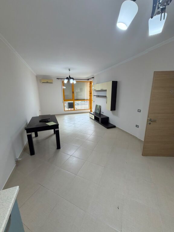 Jepet apartament 3+1+2 per zyre me qira tek Komuna e Parisit .
