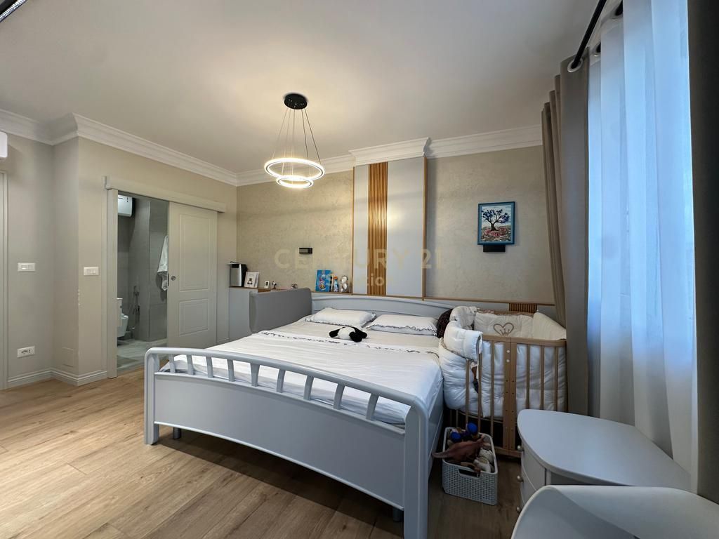 APARTAMENT 3+1+2+ VERANDE PER SHITJE PRANE VILES L !