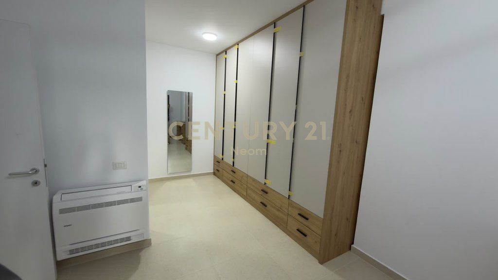 APARTAMENT 2+1+2 ME QERA | 130 M² | XHELUKS , RRUGA E ELBASANIT Prane Liqenit