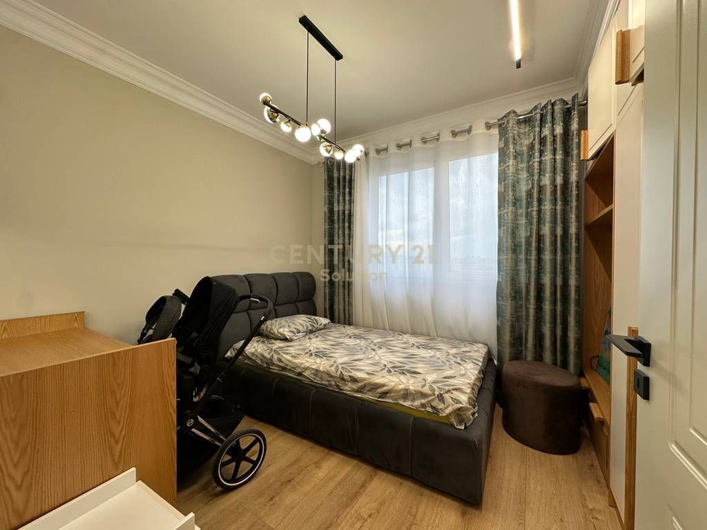 APARTAMENT 3+1+2+ VERANDE PER SHITJE PRANE VILES L !