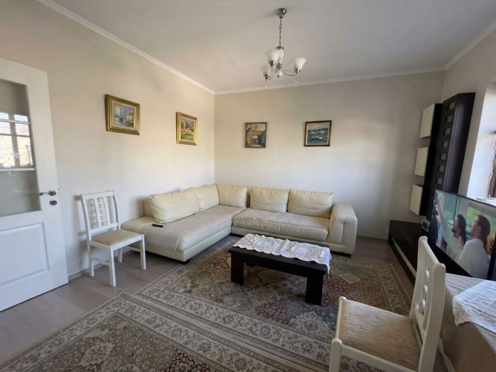 Shitet, Apartament 2+1, Rruga Fortuzi, Tirane .