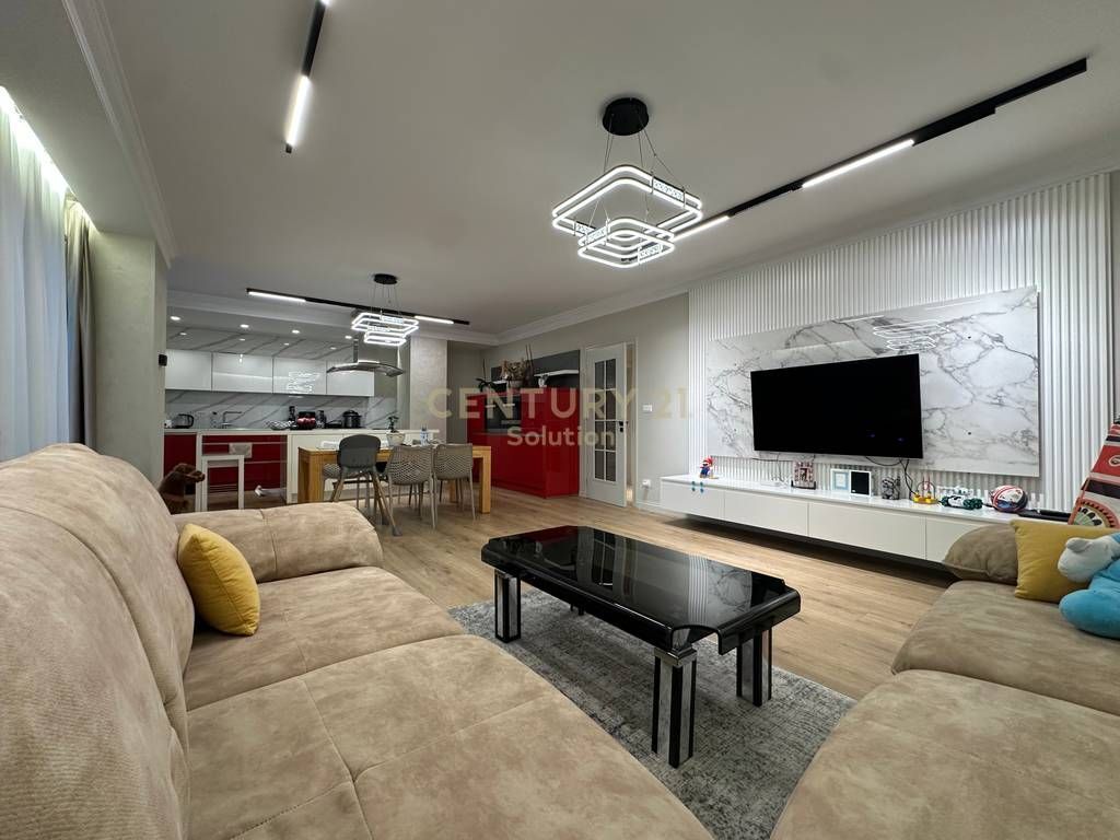 APARTAMENT 3+1+2+ VERANDE PER SHITJE PRANE VILES L !
