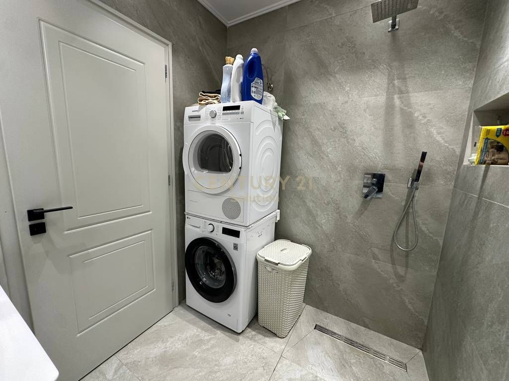 APARTAMENT 3+1+2+ VERANDE PER SHITJE PRANE VILES L !