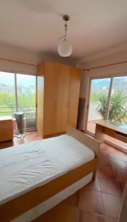 Shitet apartament 2+1+Verande tek Materniteti i Ri ,Brylli .