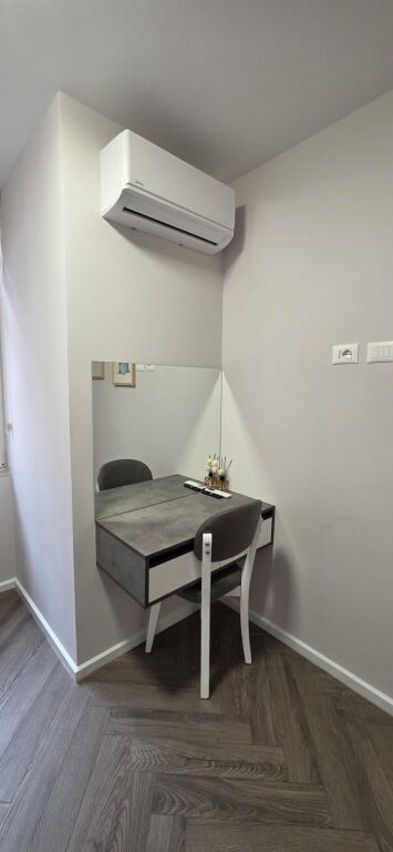 Apartament 2+1 i sapo rinovuar në ish-Bllok, përballë Sky Tower