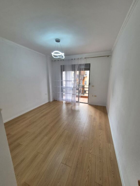 Shitet apartament 2+1+2 tek Fresku