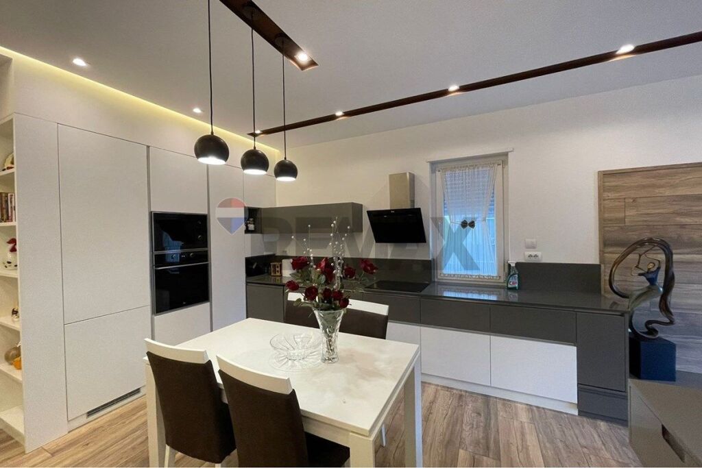 Apartament 3+1 dhe parkim me qira tek K.Zoologjik