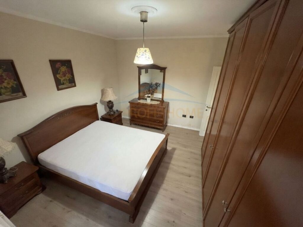 Shitet, Apartament 2+1, Rruga Fortuzi, Tirane .
