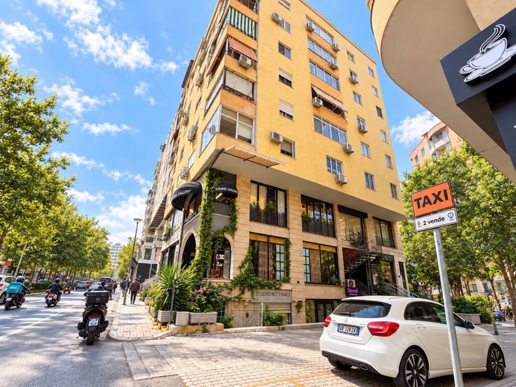 # IN AFFITTO: UFFICIO (202m²) – OPEN SPACE 📍 Tra Piazza Wilson e lo Stadio Dinamo – 150.000 ALL/Mese – Posizione Perfetta | 2° Piano, Altezza 4m || NON ARREDATO