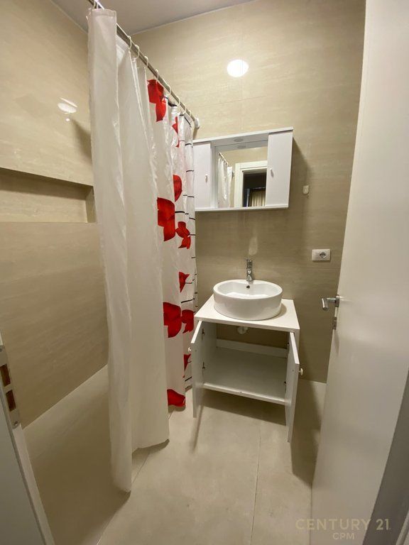 Jepet me Qira Apartament Modern 2+1+2 tek Liqeni Thatë