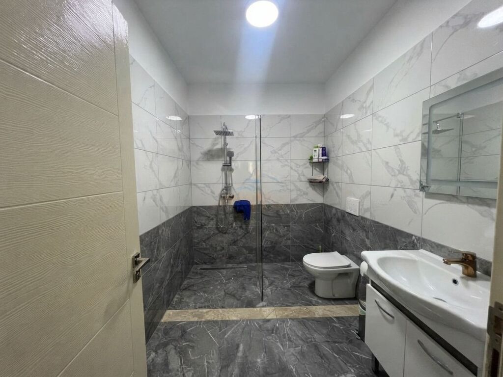 Shitet, Apartament 1+1, Rruga 5 Maji, Tirane.