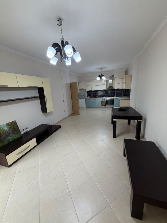 Jepet apartament 3+1+2 per zyre me qira tek Komuna e Parisit .
