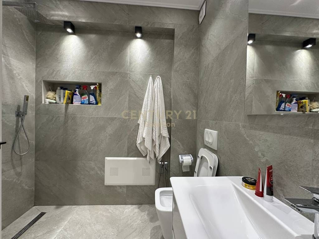 APARTAMENT 3+1+2+ VERANDE PER SHITJE PRANE VILES L !