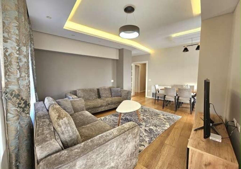 🏡 Appartamento 2+1 in affitto – Myslym Shyri, Tirana ✨ 8° piano, soggiorno, 2 camere da letto, 2 bagni, 2 balconi e lavanderia separata. Arredato con lusso, con parquet in legno, sistema chiller e parcheggio. 💶 Prezzo: 1.350 €/mese 📩 Contattaci per maggiori informazioni e visita alla proprietà!