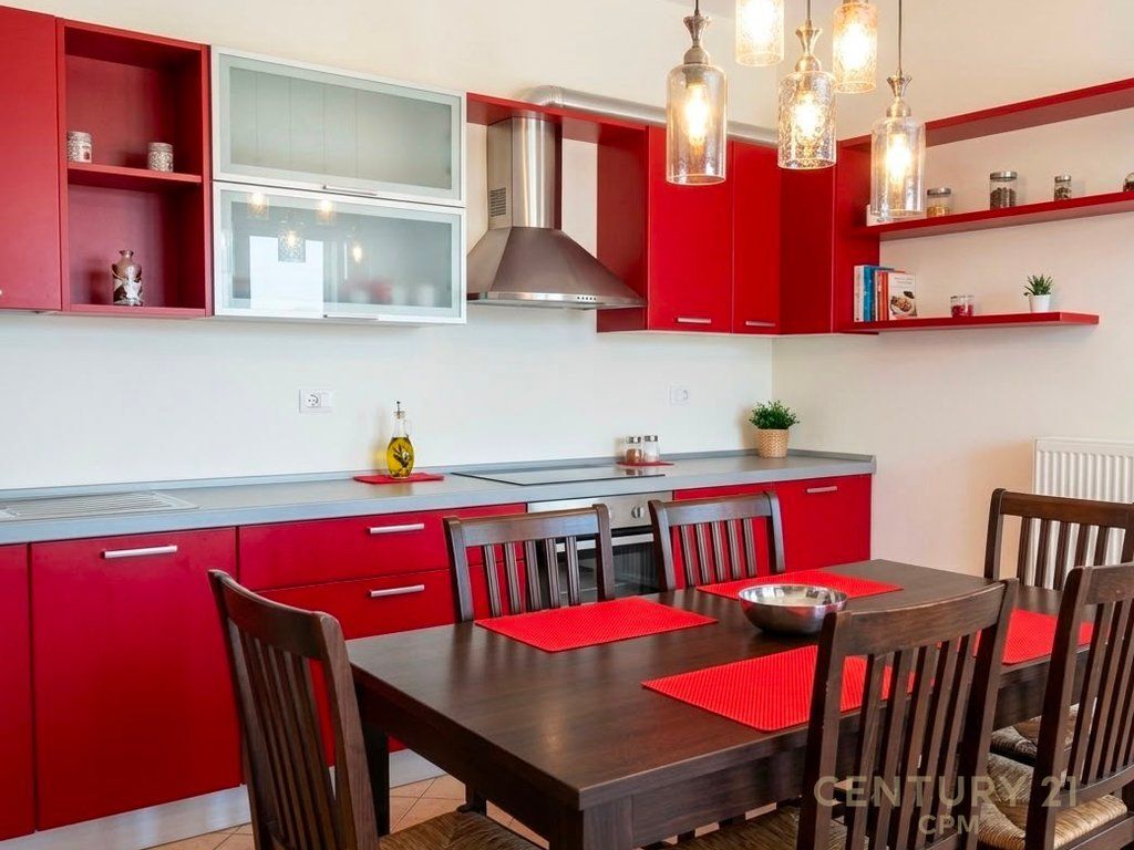Jepet me qira apartament modern dhe komod, i pozicionuar në katin e 7-të të kompleksit Kika 1, e pajisur me 2 ashensorë.  Apartamenti ofron një organizim funksional dhe hapësira të bollshme, duke u përbërë nga:  Sallon i madh dhe i ndriçuar, i kombinuar me kuzhinën në një ambient open space, me dalje direkte në ballkon; Korridor shpërndarës që garanton privatësi dhe ndarje optimale të ambienteve; Dhomë gjumi komode me dalje në një ballkon të dytë, duke ofruar qetësi dhe ajrim natyral; Tualet i bollshëm me ajrosje natyrale.  Pozicionimi në kat të lartë siguron ndriçim maksimal, pamje të hapur dhe një atmosferë të qetë, ndërsa godina me 2 ashensorë ofron komoditet maksimal në përditshmëri. Cmimi eshte ne lek  Një zgjedhje ideale për ata që kërkojnë një apartament praktik, elegant dhe të pozicionuar mirë për një jetesë komode.
