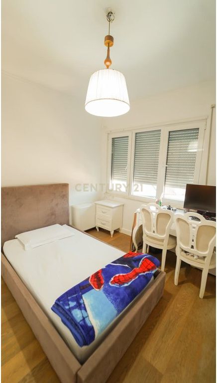 OKAZION! Shitet apartament 4+1+3 tualete dhe 2 poste parkimi- LIQENI ARTIFICIAL