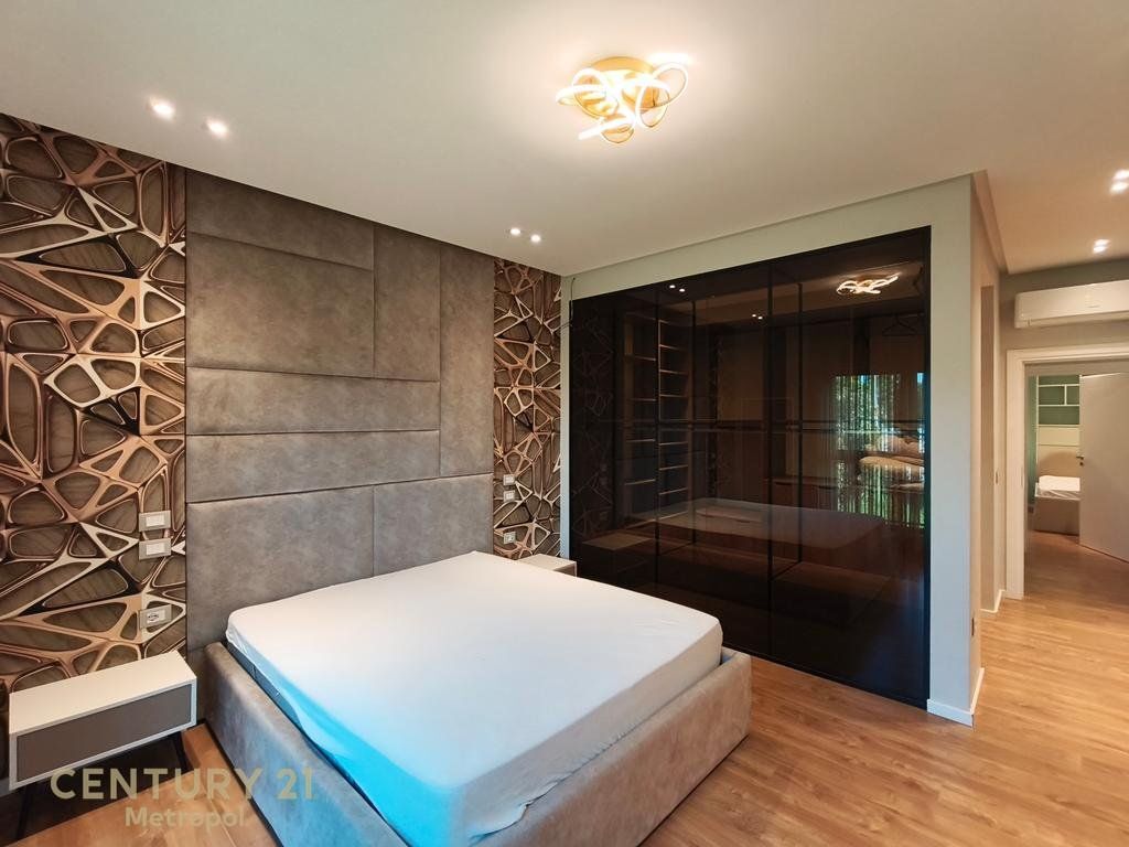 Apartament 2+1+ Parkim+ Oborr me qira tek Liqeni I Thate