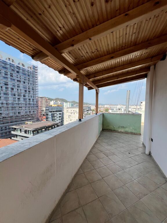 Shitet Apartament 2+1 me verande dhe fushepamje ne zonen e Komunes se Parisit.  