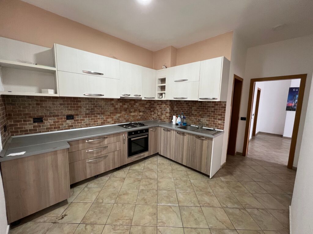 Shitet Apartament 2+1 me verande dhe fushepamje ne zonen e Komunes se Parisit.  