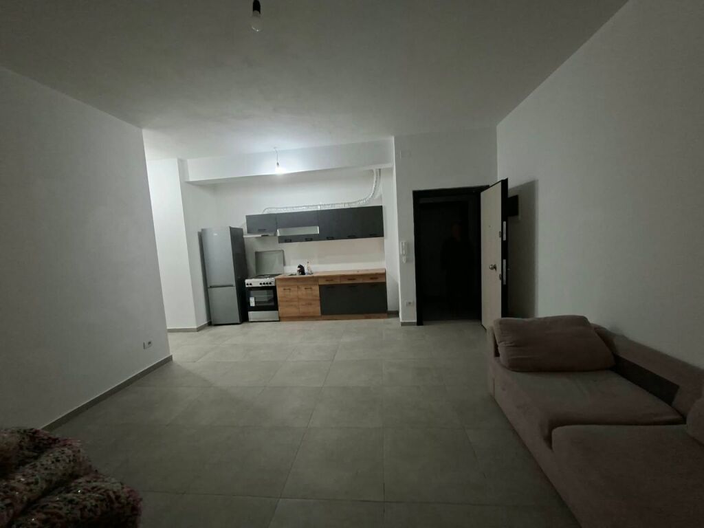 Apartament me qera 2+1 📍5 Maj, prane rrethrrotullimit - 450 mije leke