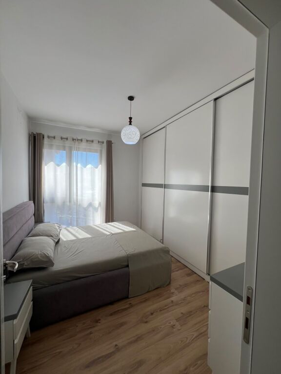 Shitet apartament 2+1 tek Rruga e Kosovareve , prane Dynasty Hotel , Liqeni Artificial .  