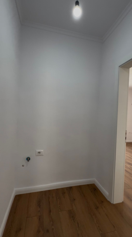 Shitet apartament 1+1 te Shkolla e Kuqe, pranë Pazarit të Ri