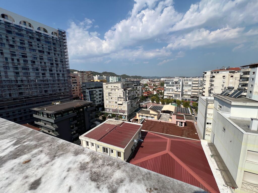 Shitet Apartament 2+1 me verande dhe fushepamje ne zonen e Komunes se Parisit.  
