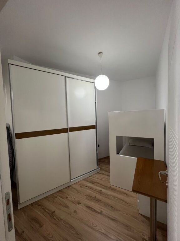 Shitet apartament 2+1 tek Rruga e Kosovareve , prane Dynasty Hotel , Liqeni Artificial .