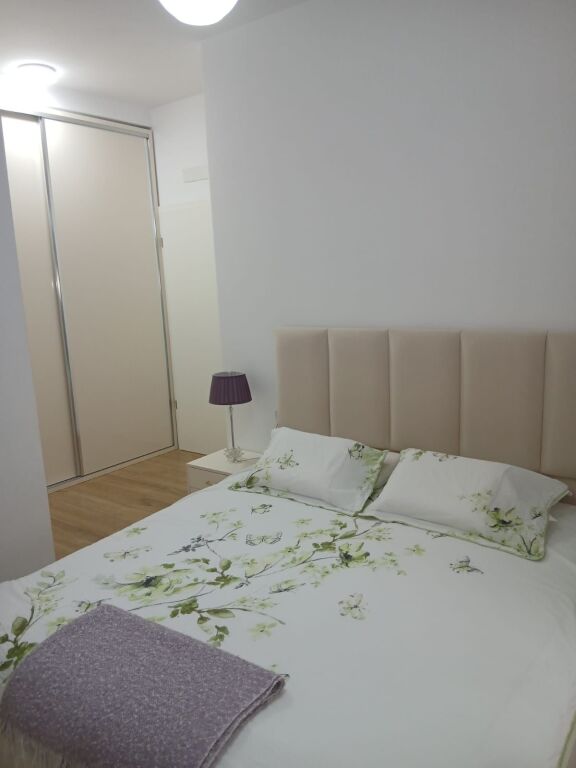 Jepet me Qira apartament 2+1 tek Siri Kodra
