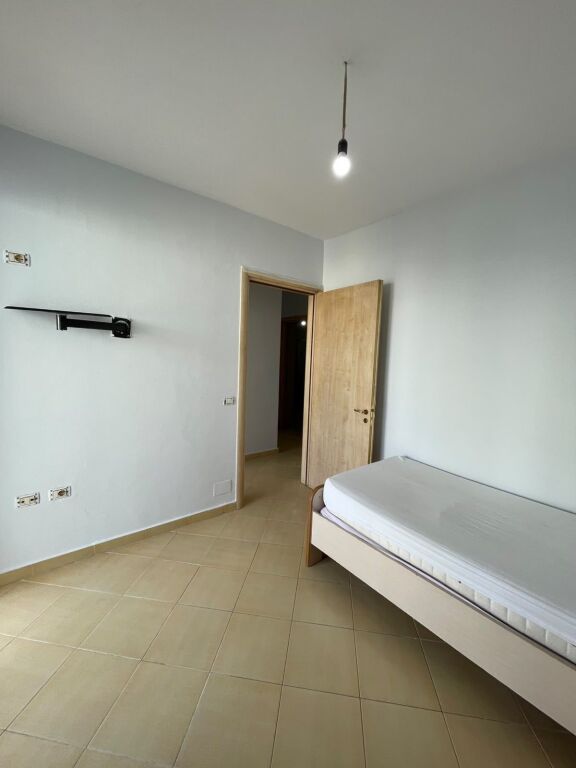 Shitet apartament 3+1 tek Pallatet Cabej , Yzberisht , Misto Mame , Astir , Kashar .