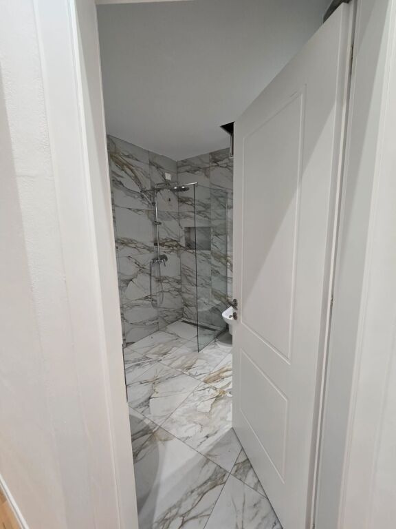 Shitet Apartament 2+1+2+ post parkimi Lake view