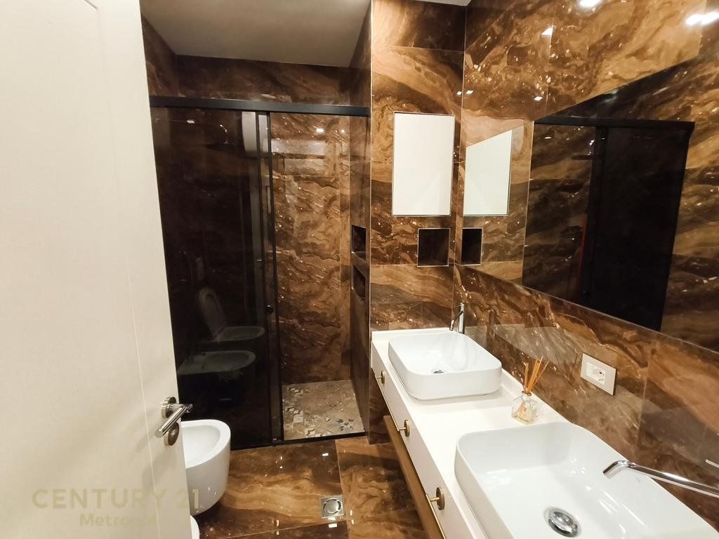 Apartament 2+1+ Parkim+ Oborr me qira tek Liqeni I Thate