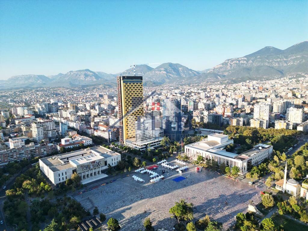 JEPET ME QIRA AMBIENT PËR ZYRA NË QENDËR TË TIRANËS.