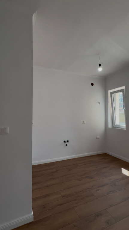 Shitet apartament 1+1 te Shkolla e Kuqe, pranë Pazarit të Ri