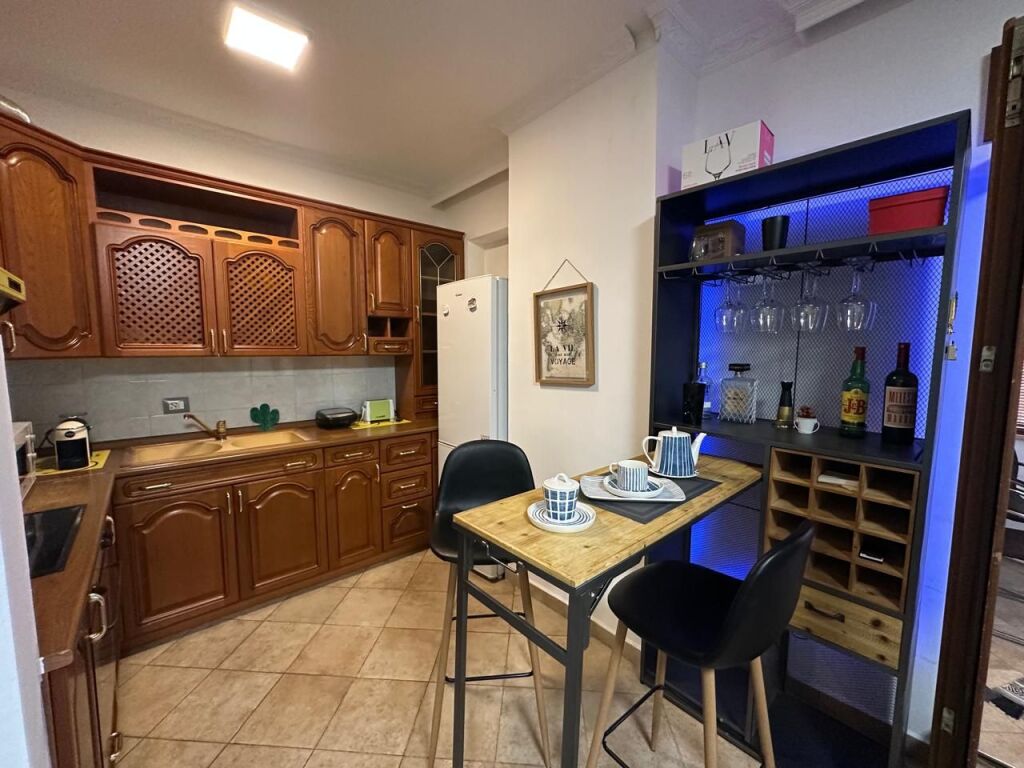 A 9 Kateshet viene affittato un appartamento 2+1, arredato, 80.000 Leke
