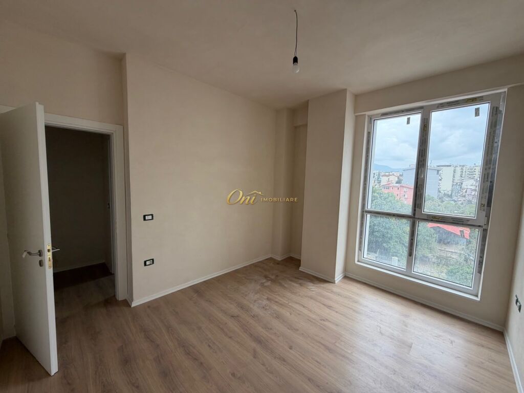 KOMUNA E PARISIT APARTAMENT PER SHITJE 3+1