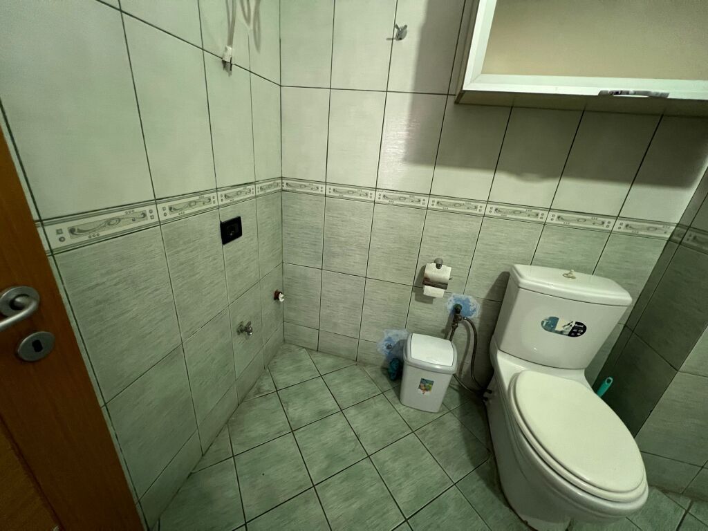 Shitet Apartament 2+1 me verande dhe fushepamje ne zonen e Komunes se Parisit.  