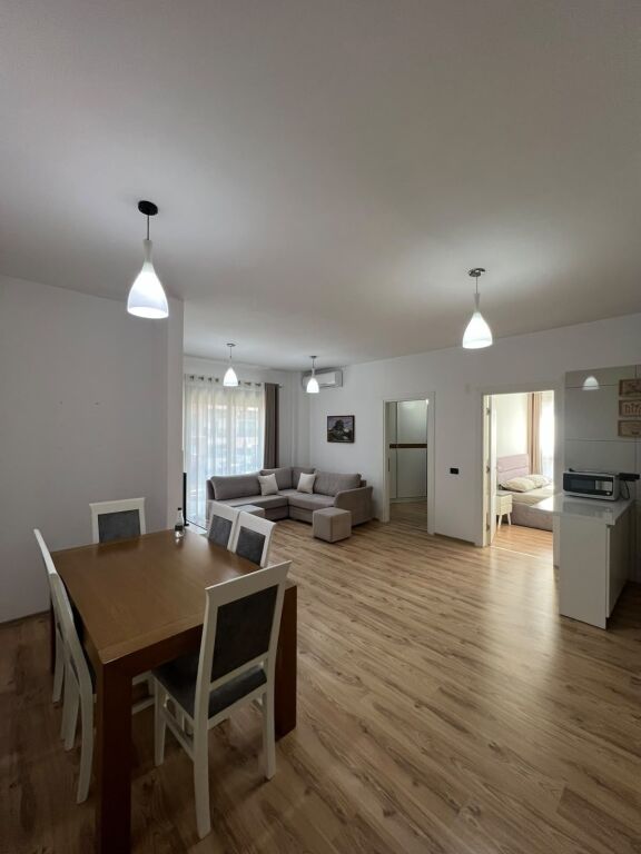 Shitet apartament 2+1 tek Rruga e Kosovareve , prane Dynasty Hotel , Liqeni Artificial .  