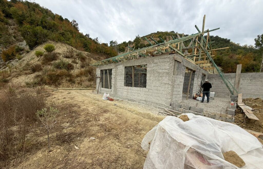 Shitje | Vilë 4 + 1 | Peze-Helmes | 290000 €