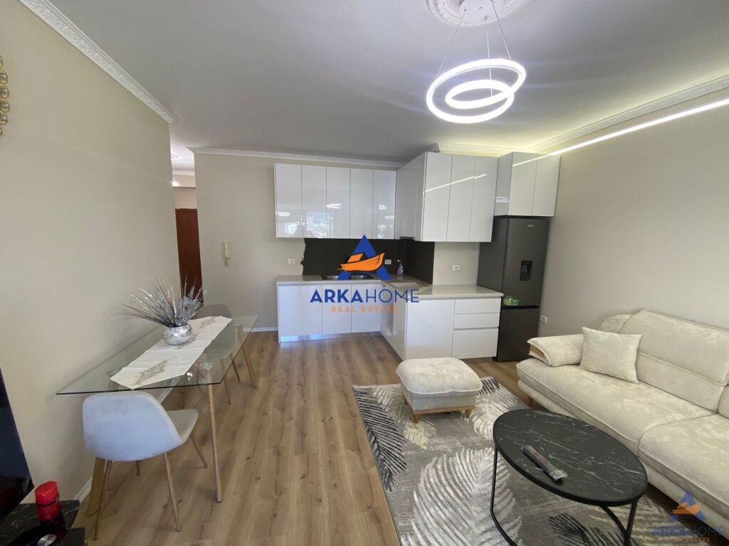 AFFITTASI APPARTAMENTO 1+1+BALCONE "COMPLESSO URSLUGA, EX STAZIONE DEI TRENI" 70.000 LEKE