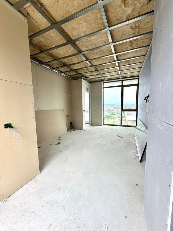 Shitet Triplex me Cmim Okazion tek Liqeni i Farkes