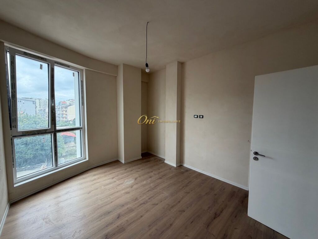 KOMUNA E PARISIT APARTAMENT PER SHITJE 3+1
